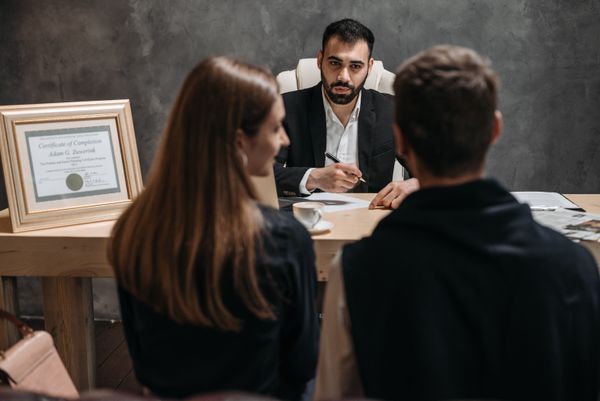 Abogado en consulta con sus clientes